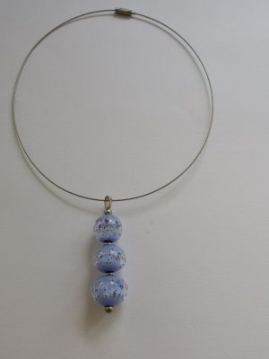 collier bleu et bulles